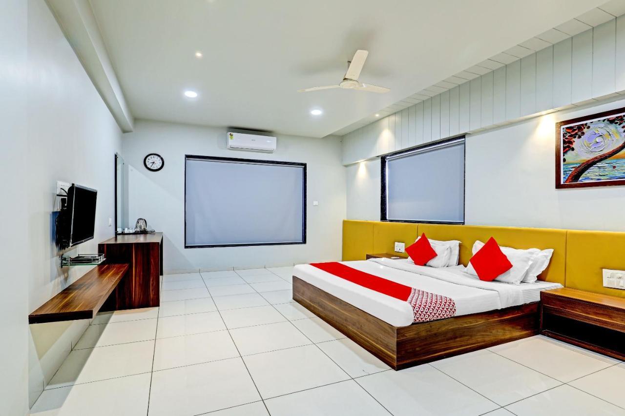 Oyo 70752 Viram House Hotel Gorwa Buitenkant foto