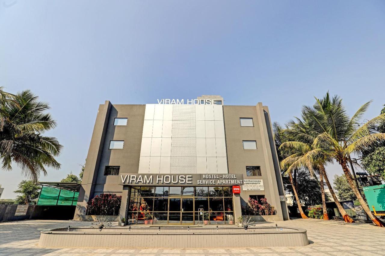 Oyo 70752 Viram House Hotel Gorwa Buitenkant foto