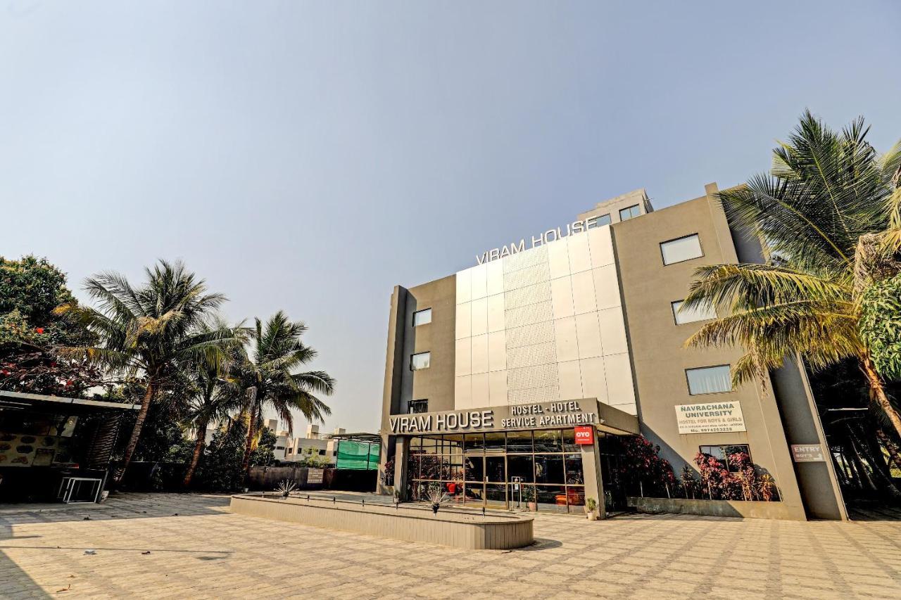 Oyo 70752 Viram House Hotel Gorwa Buitenkant foto