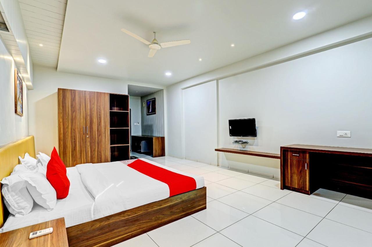 Oyo 70752 Viram House Hotel Gorwa Buitenkant foto